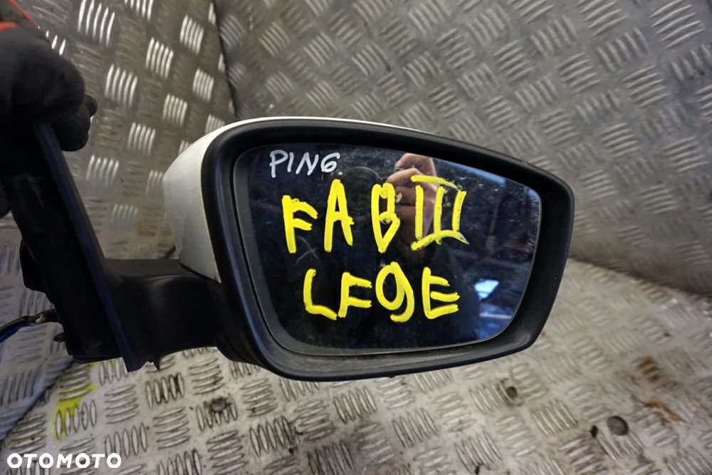 LUSTERKO ELEKTRYCZNE PRAWE 6-PIN FABIA III NJ3 LF9E BIAŁY SKODA 2014-2018 - 6