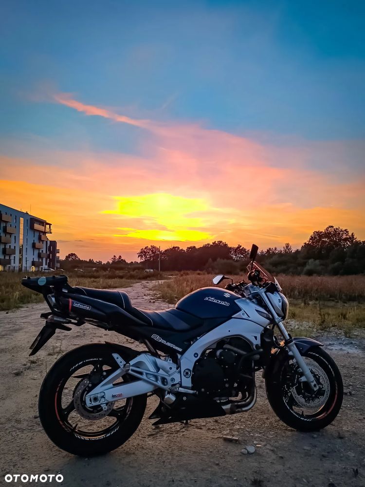 Suzuki GSR - 11