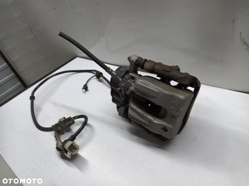 ZACISK TYŁ TYLNY PRAWY MERCEDES A35 W177 A2474230700 - 3