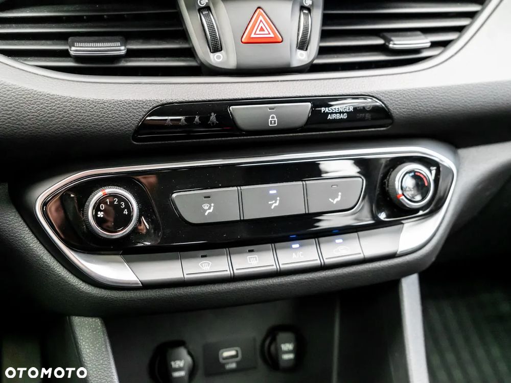 Hyundai i30 1.5 DPI Classic + - 16