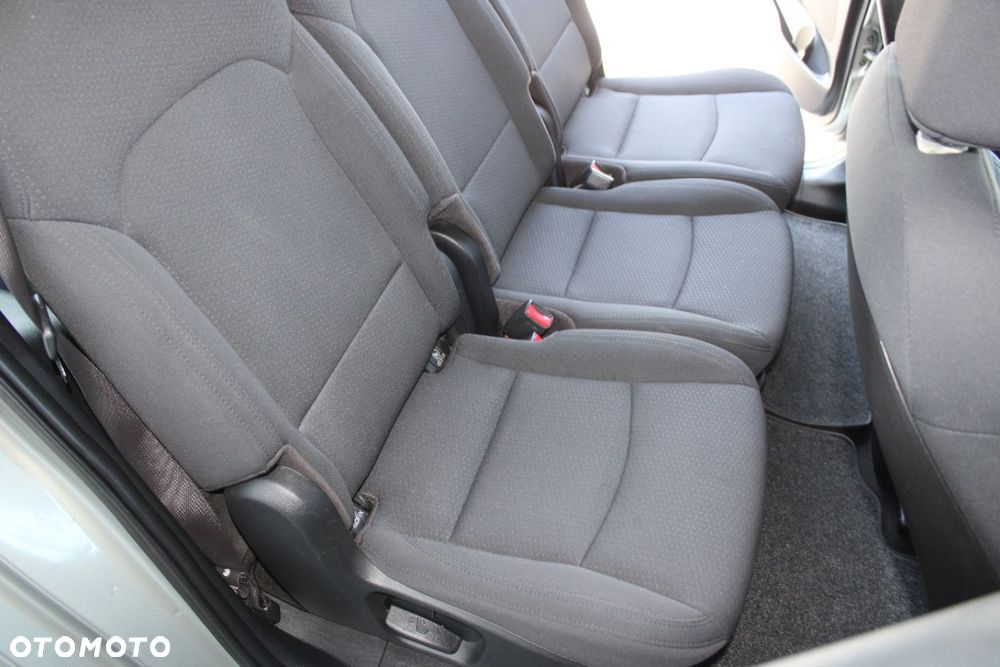 Kia Carens - 24