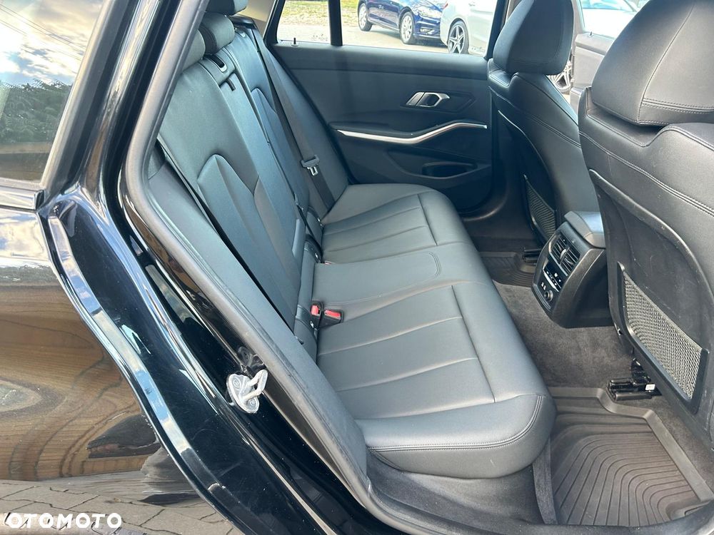 BMW Seria 3 320d xDrive - 25