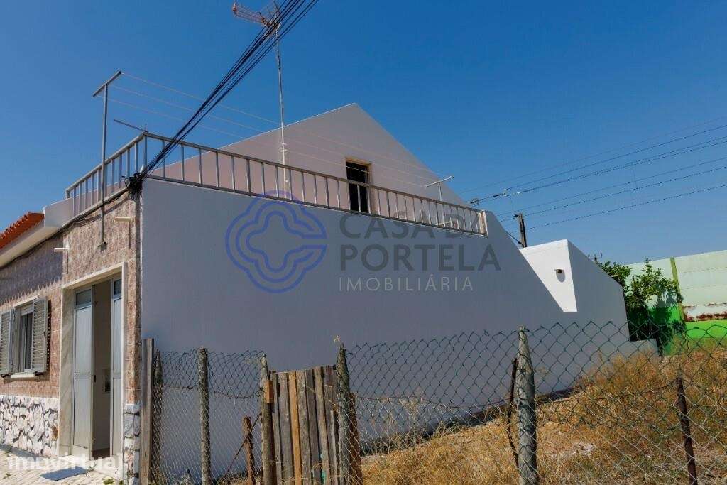 Moradia T3 com Jardim, Garagem e Sótão com terraço, no Coração do Pinh - Grande imagem: 3/60