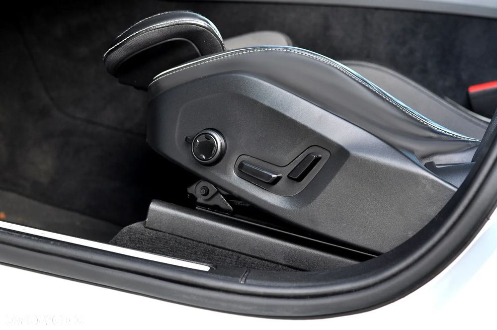 Volvo XC 60 B4 D AWD Plus Dark - 25