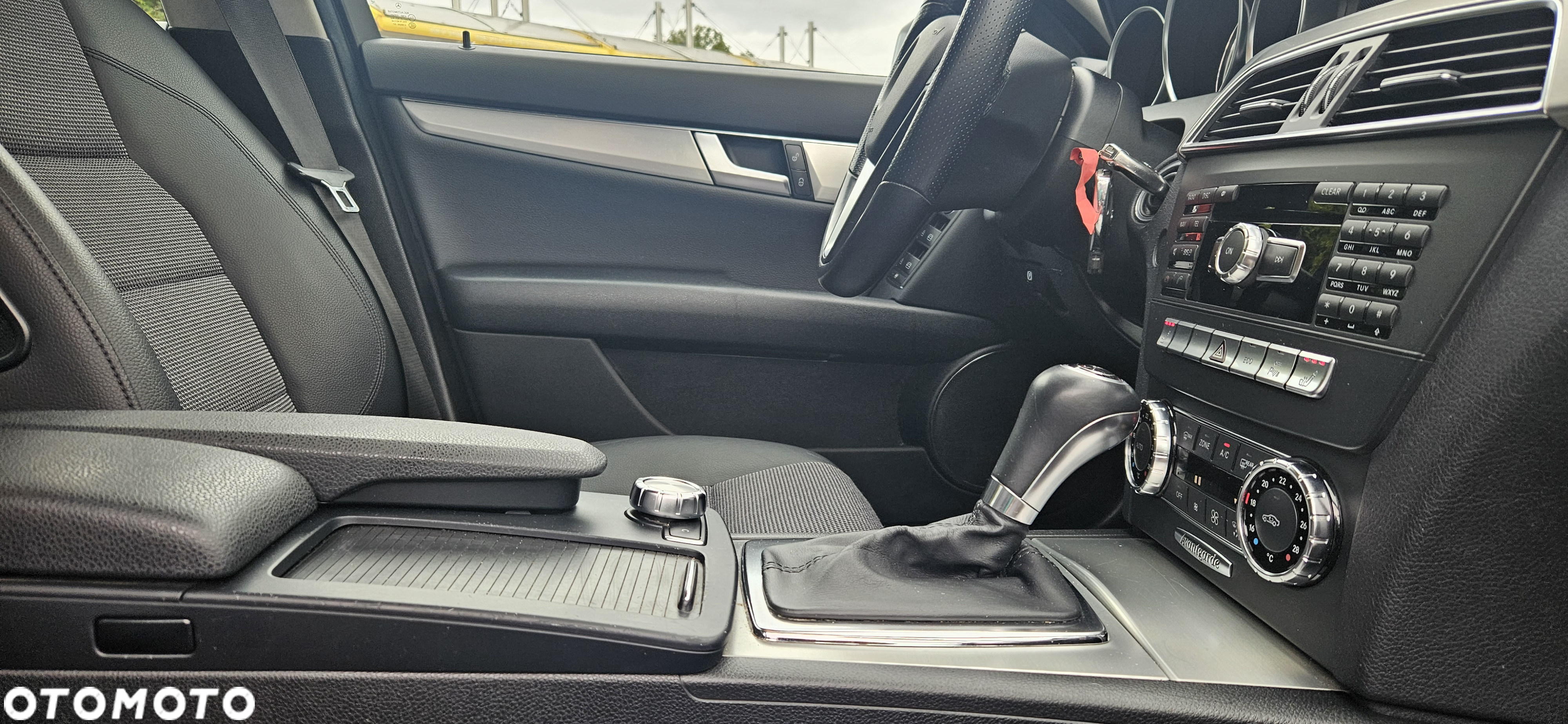 Mercedes-Benz Klasa C 180 T CGI Automatik BlueEFFICIENCY Avantgarde - 28