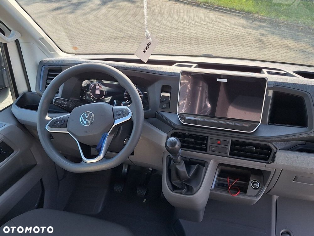 Volkswagen Crafter 35 Skrzyniowy z podwójną kabiną silnik: 2,0 l EU6 SCR 140 KM / skrzynia biegów: Przedni napęd manualna 6-biegowa rozstaw osi: 4490 mm - 17