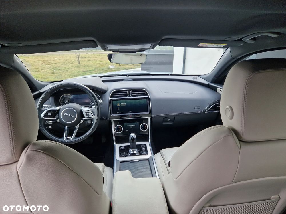 Jaguar XE 2.0 P300 AWD R-Dynamic SE - 14