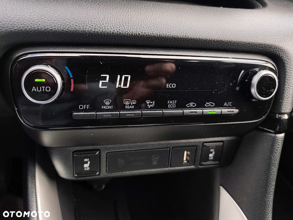 Toyota Yaris Hybrid 100 Premium EU6 - 32