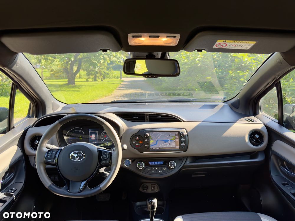 Toyota Yaris Hybrid 100 Selection Platinum - 15
