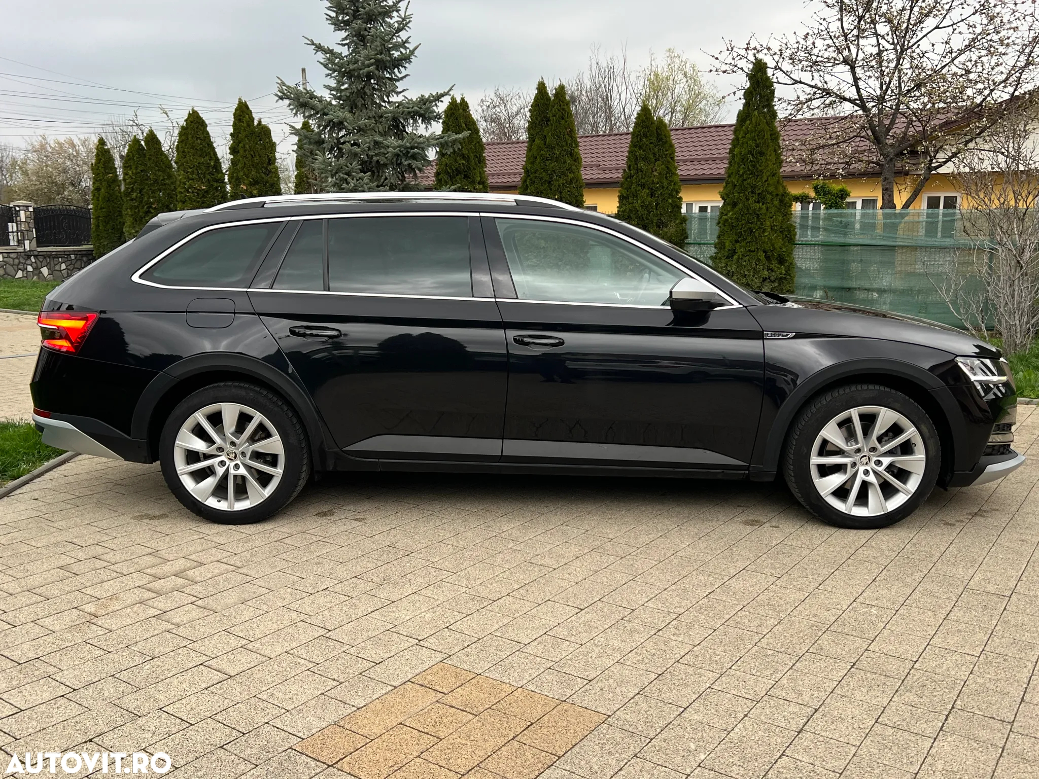 Skoda Superb Combi 2.0 TDI 4x4 DSG Scout Final Edition - 23