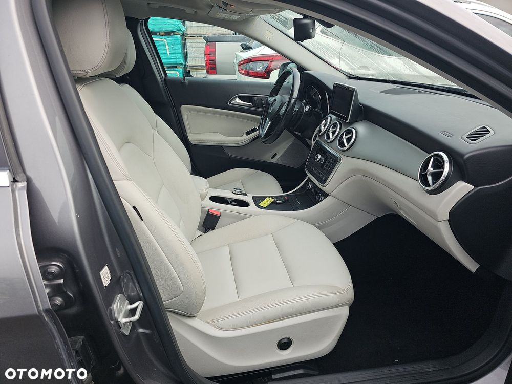 Mercedes-Benz GLA 250 4Matic 7G-DCT AMG Line - 10