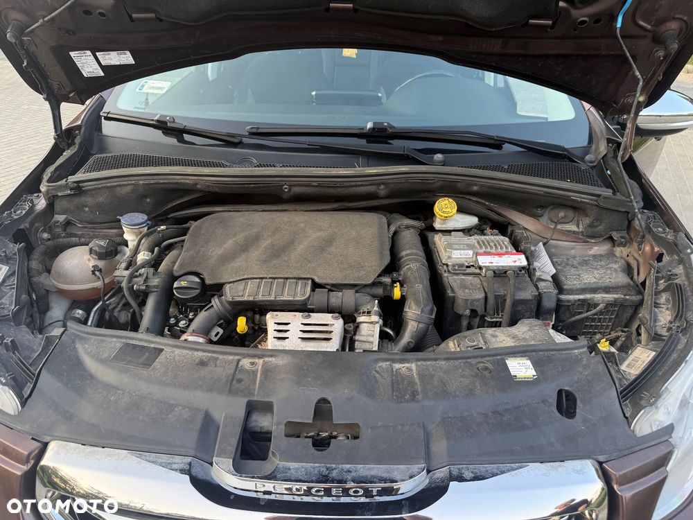 Peugeot 2008 1.2 Pure Tech Allure S&S - 9