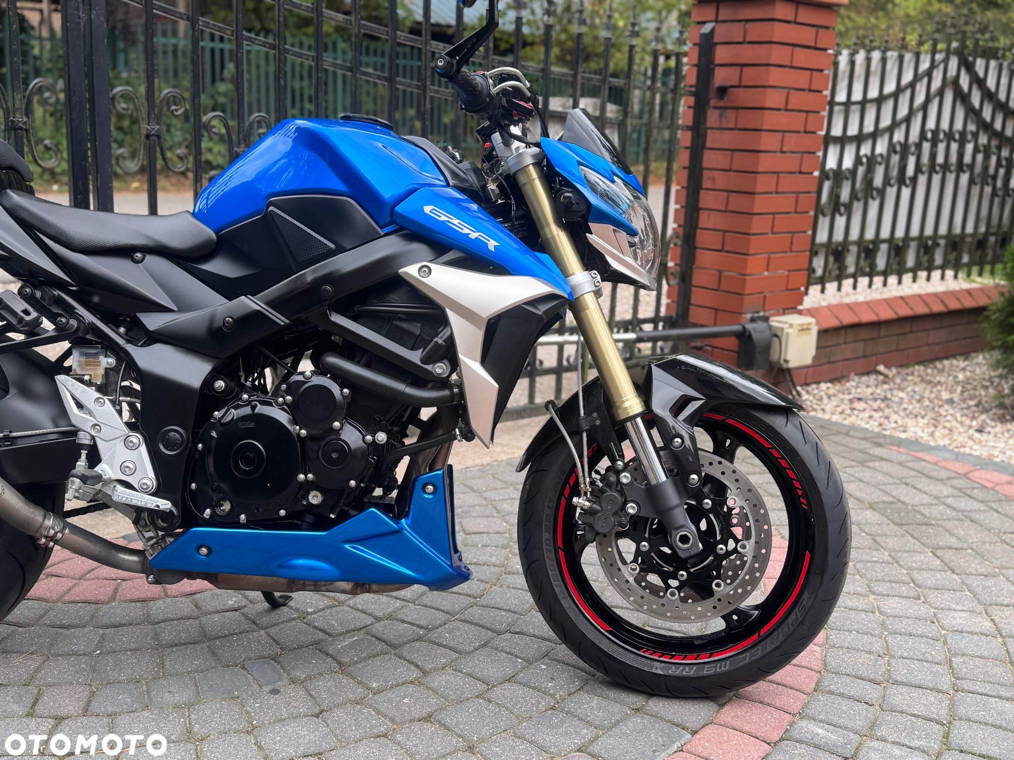 Suzuki GSR - 10