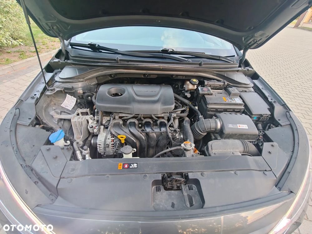Hyundai Elantra 1.6 Style - 8