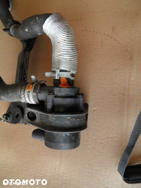 POMPKA OBIEGU WODY VOLVO V40 XC40 2014r - 3