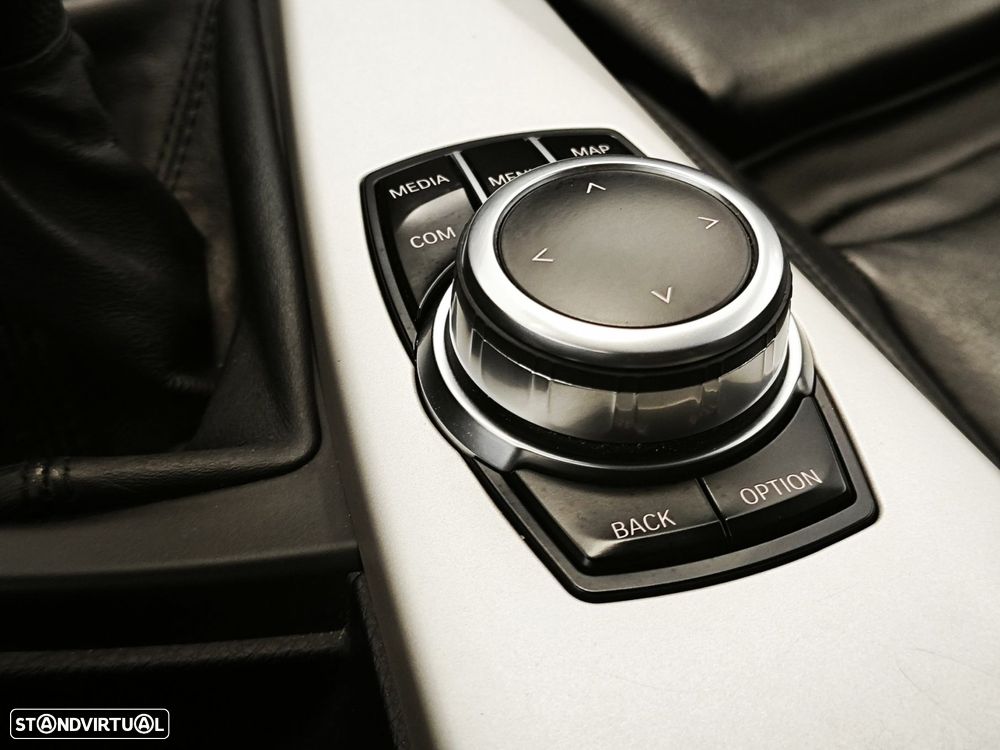 BMW 318 d Touring Line Luxury - 32