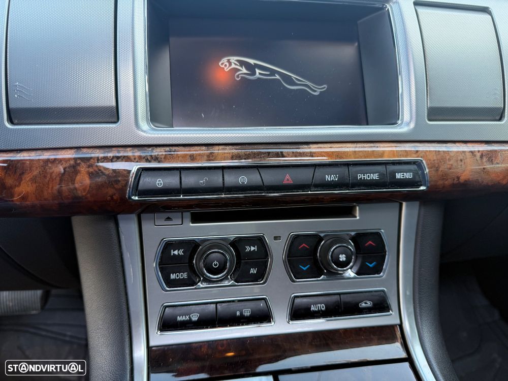 Jaguar XF 2.2 D Premium Luxury - 41