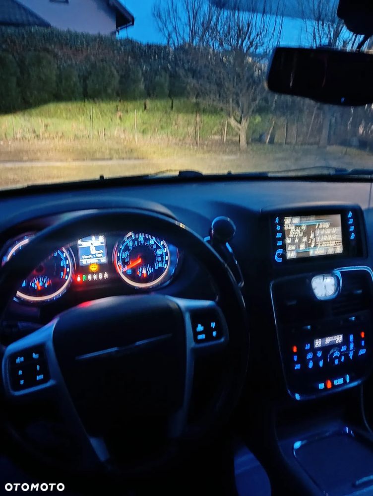 Chrysler Town & Country 3.6 Limited - 39