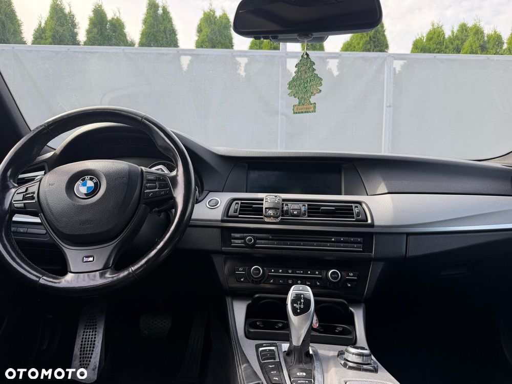 BMW Seria 5 550i xDrive - 17