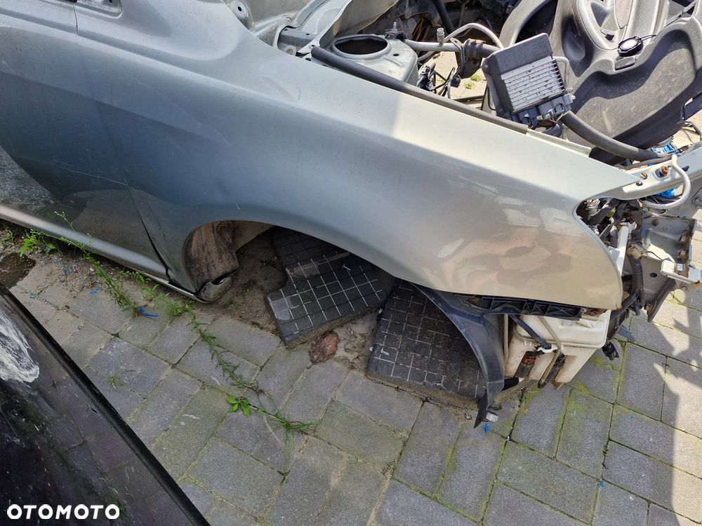 Błotnik prawy przód AVENSIS T25 6T1 - 2