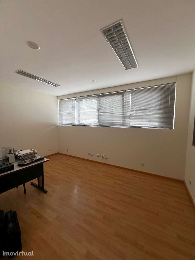 Escritórios com armazém e logradouro em Vila Nova de Gaia - Grande imagem: 2/22