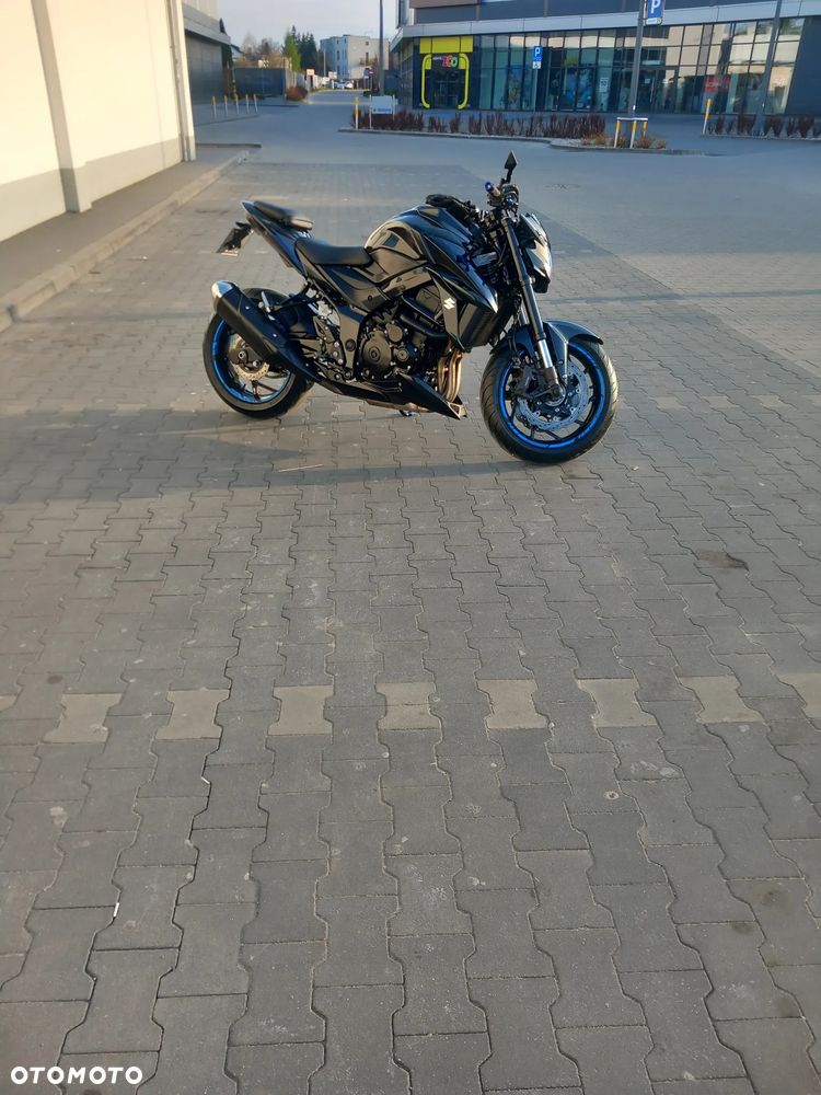 Suzuki GSX - 16