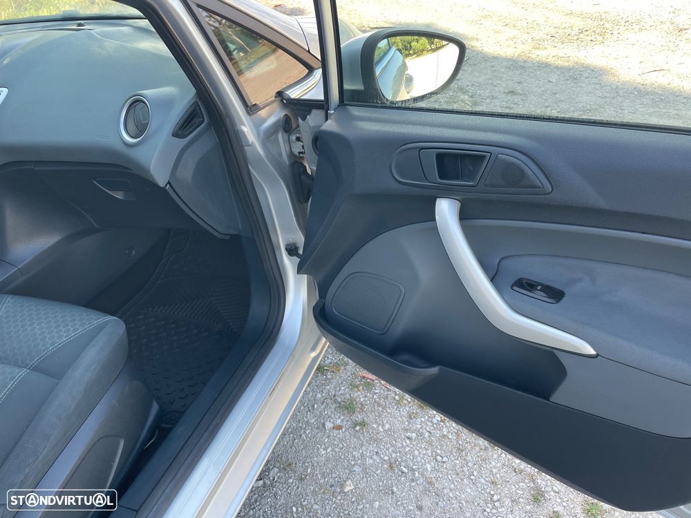 Ford Fiesta 1.4 TDCI Titanium - 24