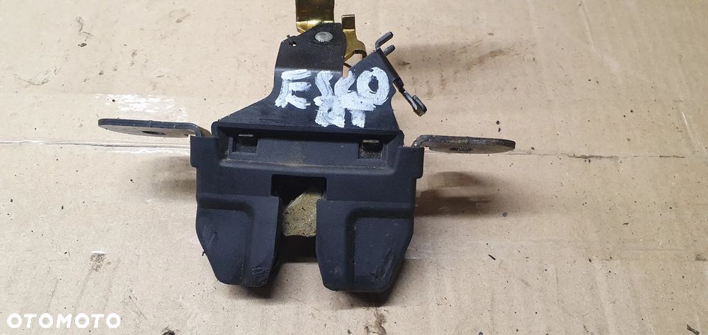 Zamek klapy bagażnika Ford Escort MK7 Cabrio V93AB-L432A30-AA - 2