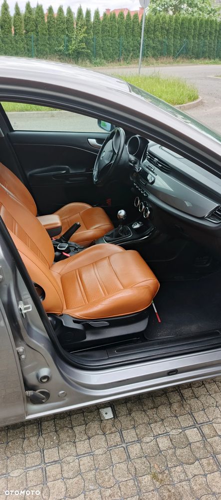 Alfa Romeo Giulietta 1.6 JTDM Distinctive - 10