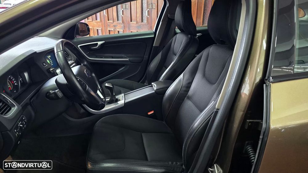 Volvo V60 Cross Country 2.0 D3 Momentum - 41