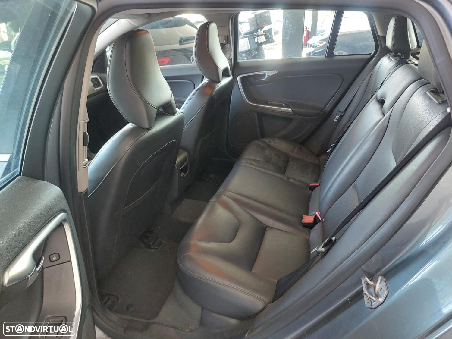 Volvo V60 2.0 D2 Momentum - 13