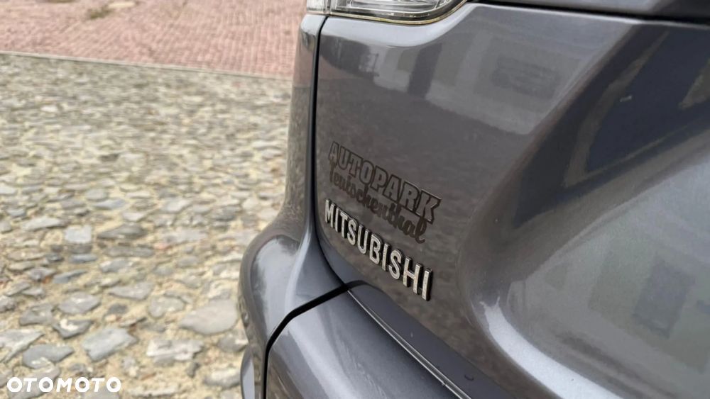 Mitsubishi Outlander - 32