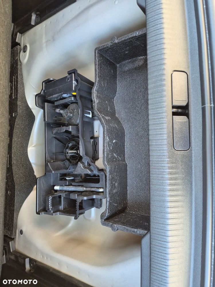 Peugeot 2008 Hybrid 136 e-DSC Allure - 25