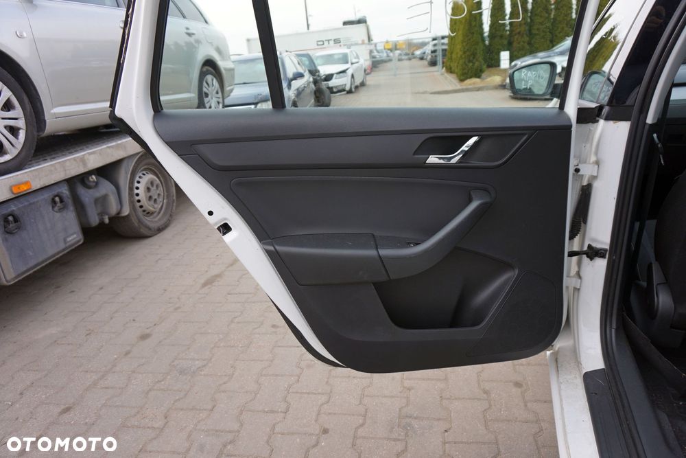 DRZWI TYLNE LEWE RAPID NH3 HB LF9E  BIAŁY SKODA 2012-2019 - 9