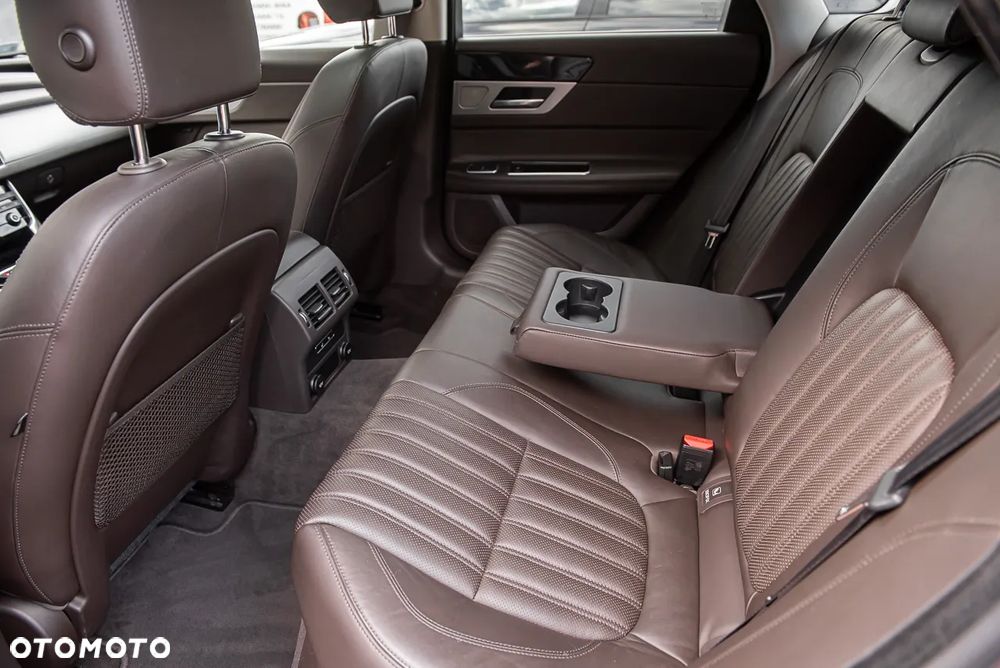 Jaguar XF ver-20d-sportbrake-portfolio - 26