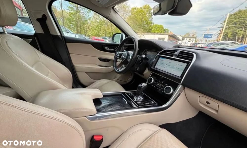 Jaguar XE P250 R-Dynamic SE - 11