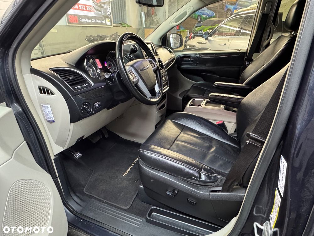 Chrysler Town & Country 3.6 Limited - 10