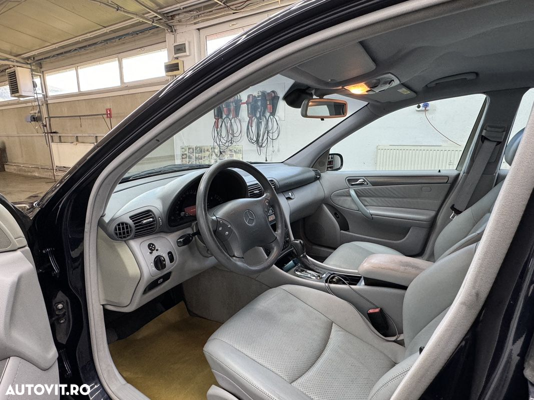 Mercedes-Benz C 240 4-Matic Aut Avantgarde - 22