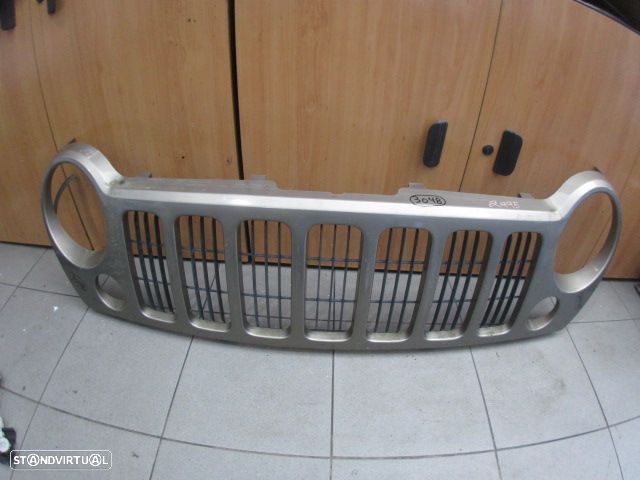 Grelha Friso 5JJ85TRMA 5JJ86TRMA 55156805A 5KC36TRMA 55157120A JEEP CHEROKEE KJ 2006 2.8D 165CV 5P DOURADO FRT GRE PC FRT - 1