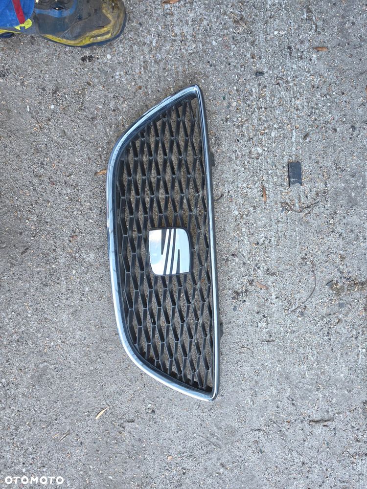 Atrapa  grill  seat exeo  lift  8R0 853 654 - 1