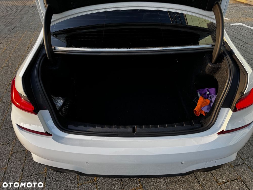 BMW Seria 3 318i M Sport - 13
