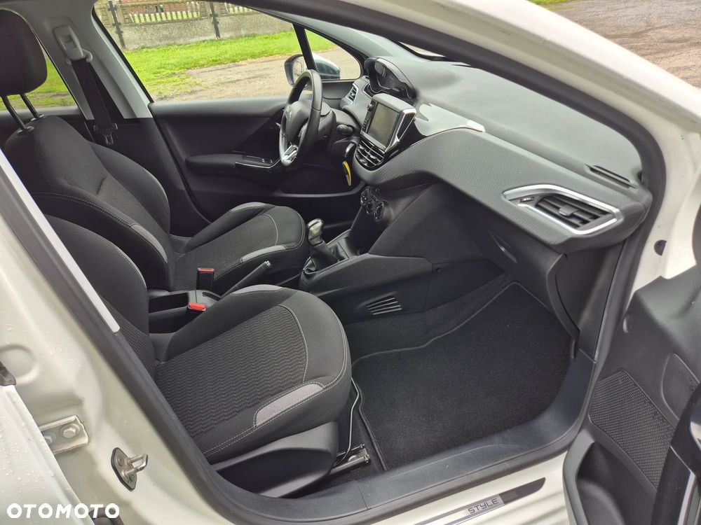 Peugeot 208 - 6