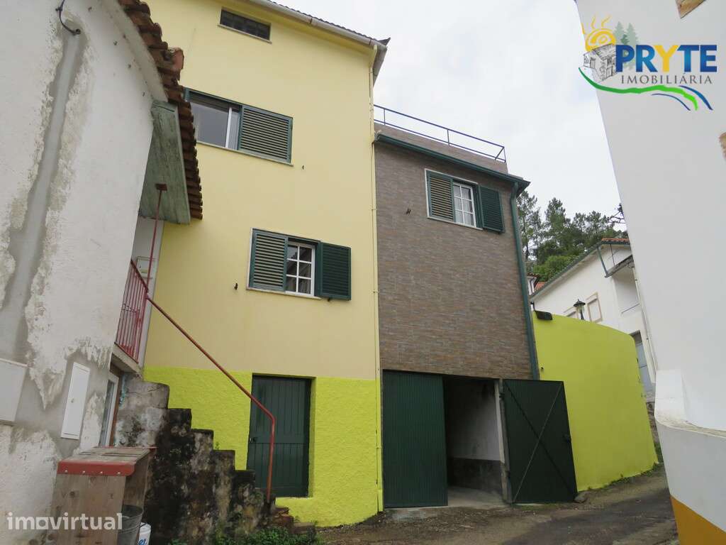 Moradia de tipologia T4 composta por três pisos situada em Alvares - Grande imagem: 2/31