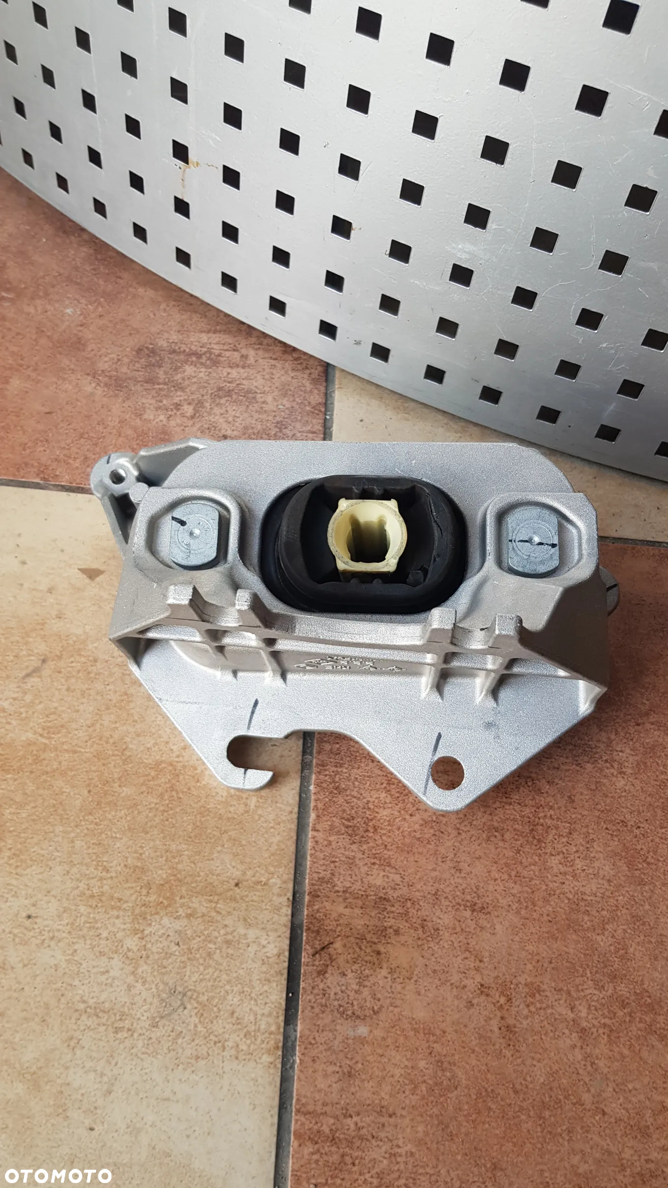 ŁAPA PODUSZKA SKRZYNI BIEGÓW DACIA SANDERO III 1.0 TCE 2022R 112535643R - 2