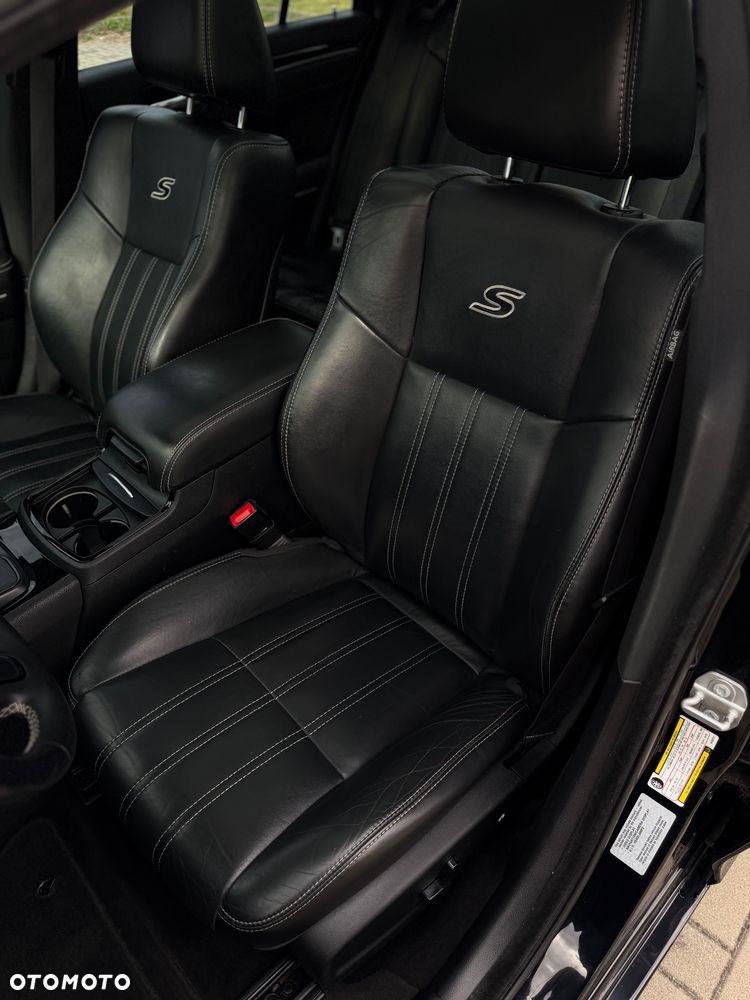 Chrysler 300s - 23