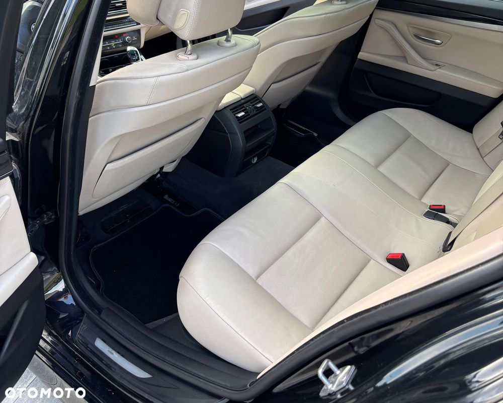 BMW Seria 5 520d Sport-Aut - 31
