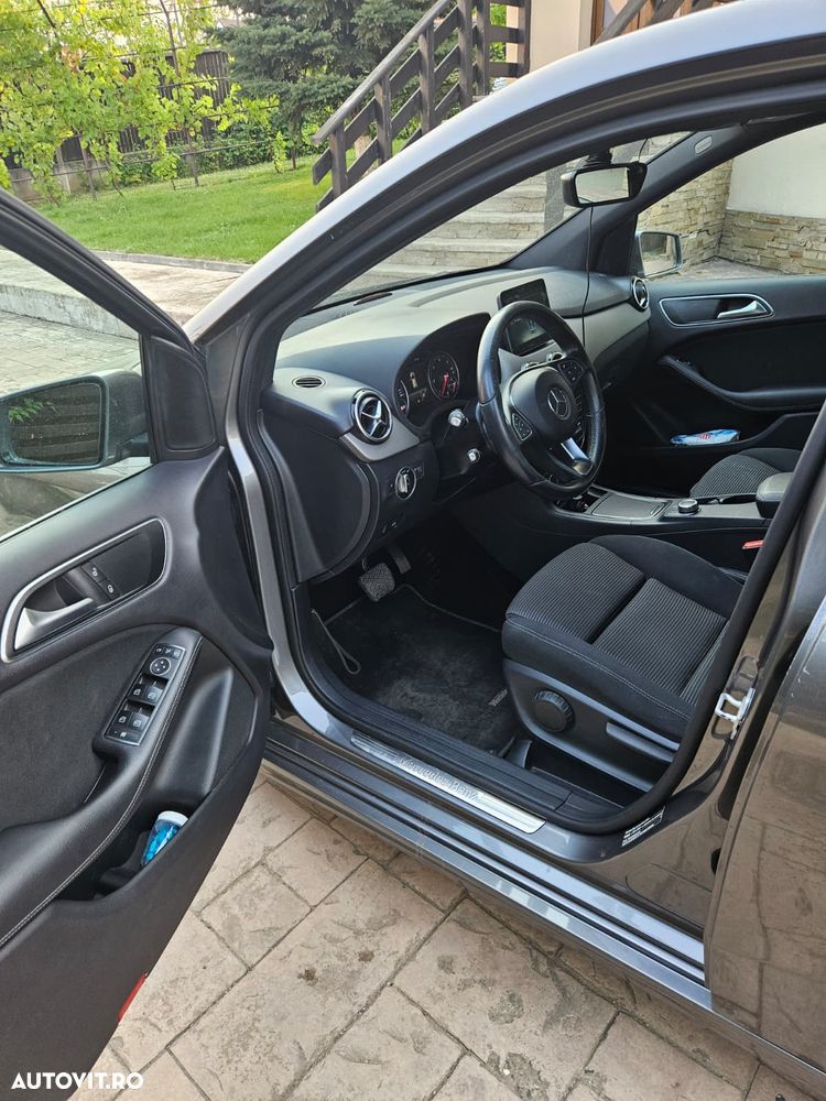 Mercedes-Benz EQB - 10