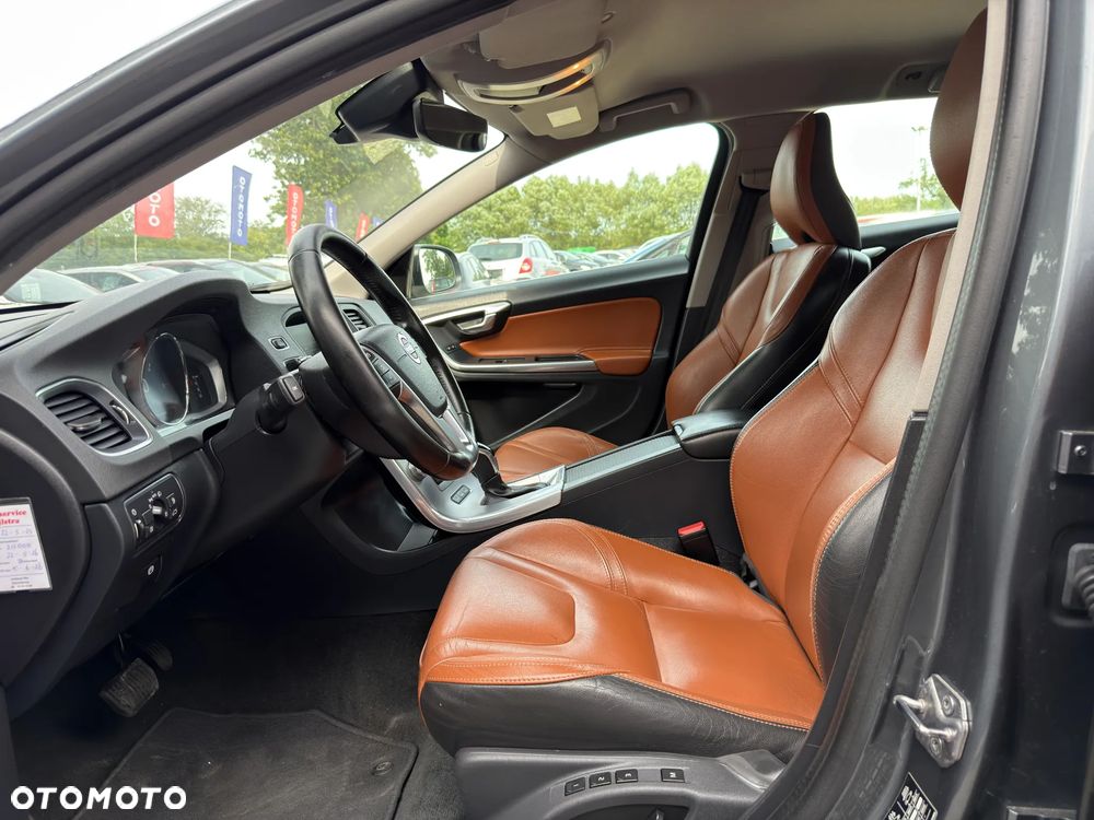 Volvo V60 D6 AWD Plug-in Hybrid R-Design Momentum - 20