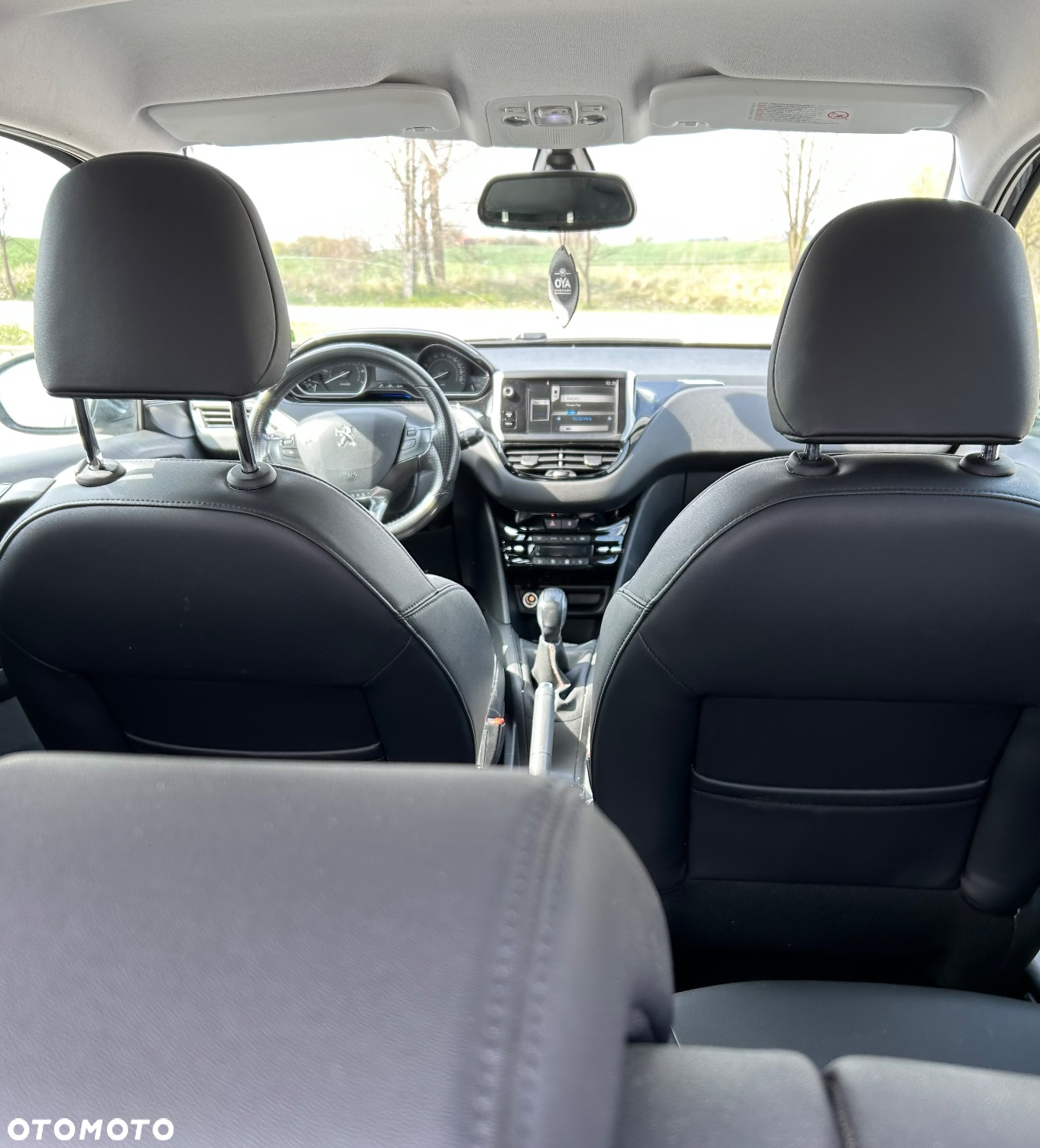 Peugeot 208 - 8