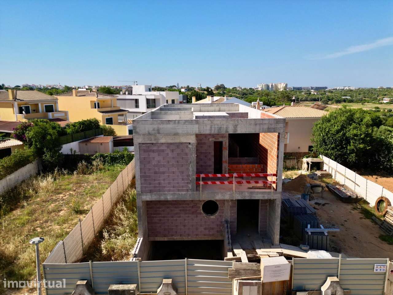 Moradia Contemporânea T3+1 com Piscina na Bemposta-Alvor, Portimão - Grande imagem: 2/13
